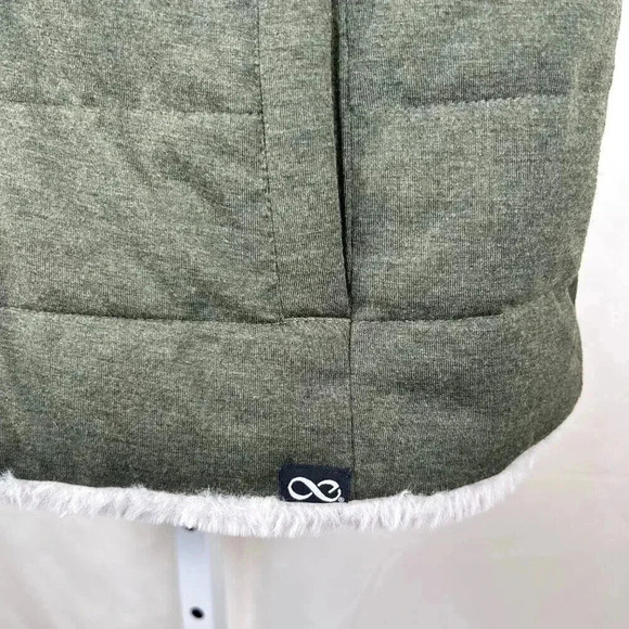 Be Boundless Size Medium Faux Fur Vest Reversible Outdoors Hiking - Picture 11 of 16